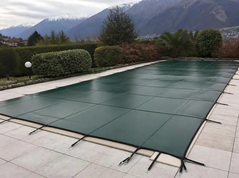 Guida essenziale alla scelta della copertura per piscina invernale