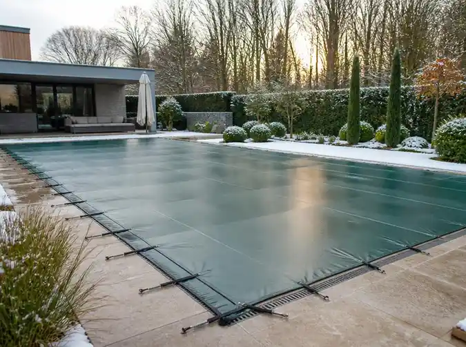 Proteggere la vasca con la corretta copertura per piscina invernale